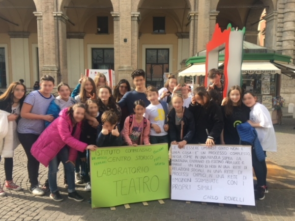 Gli alunni in piazza Cavour