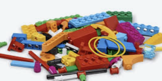 Tanti mattoncini Lego in plastica di vari colori utilizzati per costruzioni di modelli robotizzati